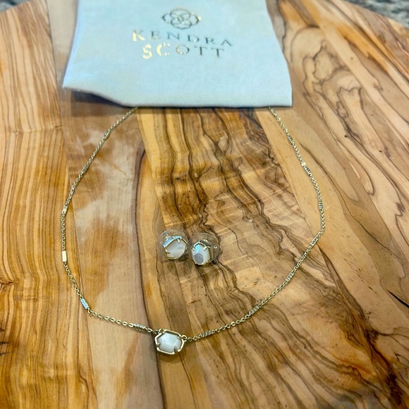 Kendra Scott Jewelry - Kendra Scott Nola Mother if Pearl Pendant Necklace and Stud Earrings Set